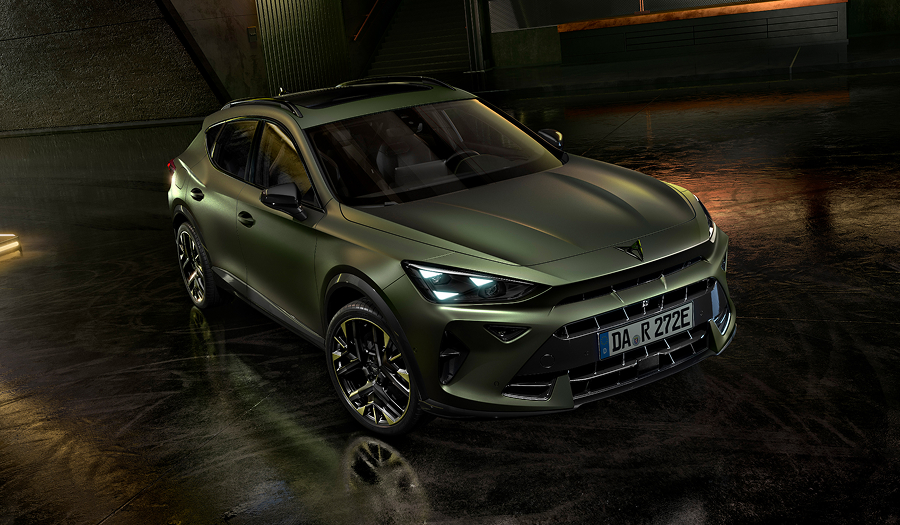 CUPRA Formentor Tribe Edition in mattem Grün in einer dunklen Halle mit reflektierendem Boden aus schräger Frontansicht